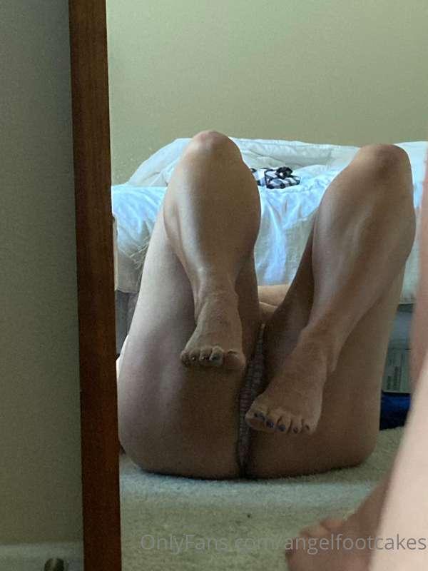 What do you like most about my toes in this pose?💭😚