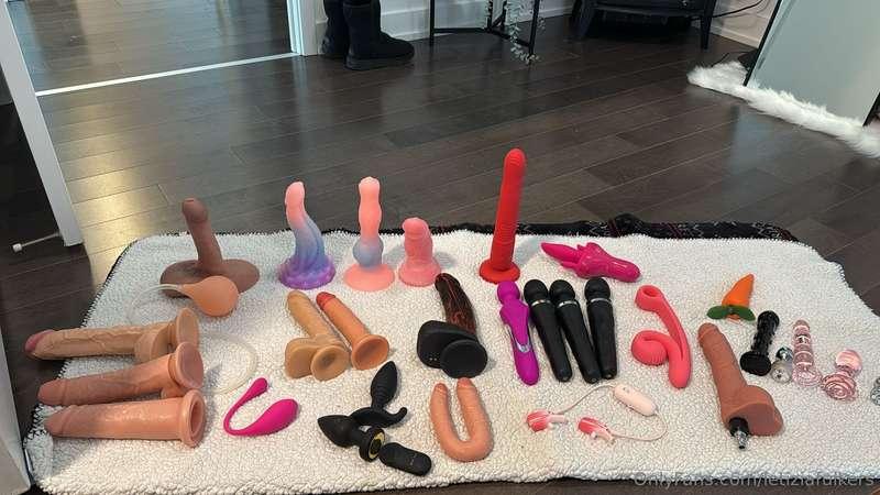 Which toy do you prefer? 😳 I'm cleaning my vault and sending..