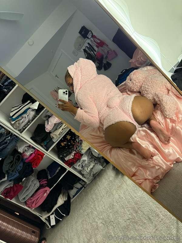 Spank it?🍑👋 or kiss it?😘😘