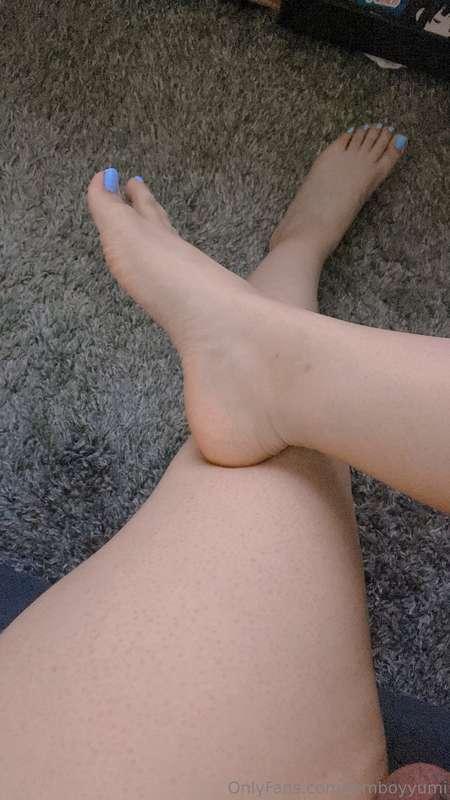 Thicc thighs and feet