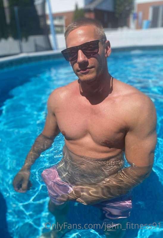 Let's fuck in the pool 😈💦