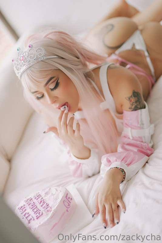 It's my birthday!!!!! I want lots of gifts and kisses!!!! 🥰🥰..