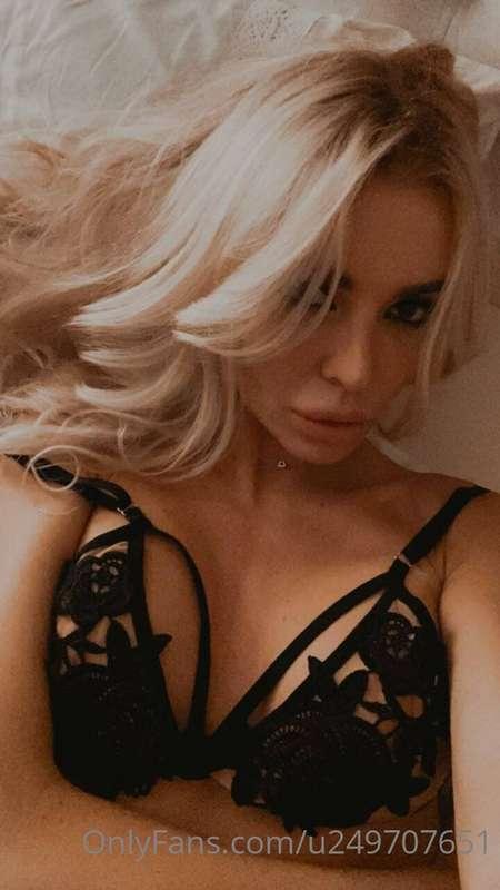 tell me what makes that cock of yours rock hard! I’m so horn..