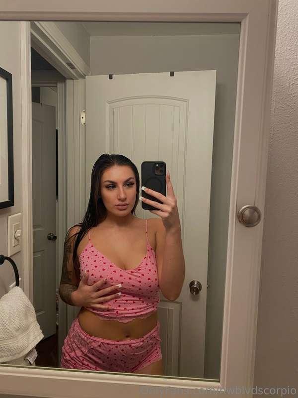 Fresh out the shower and horny 😫