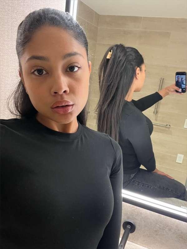 How do you like your wine... and your girl? 😘
