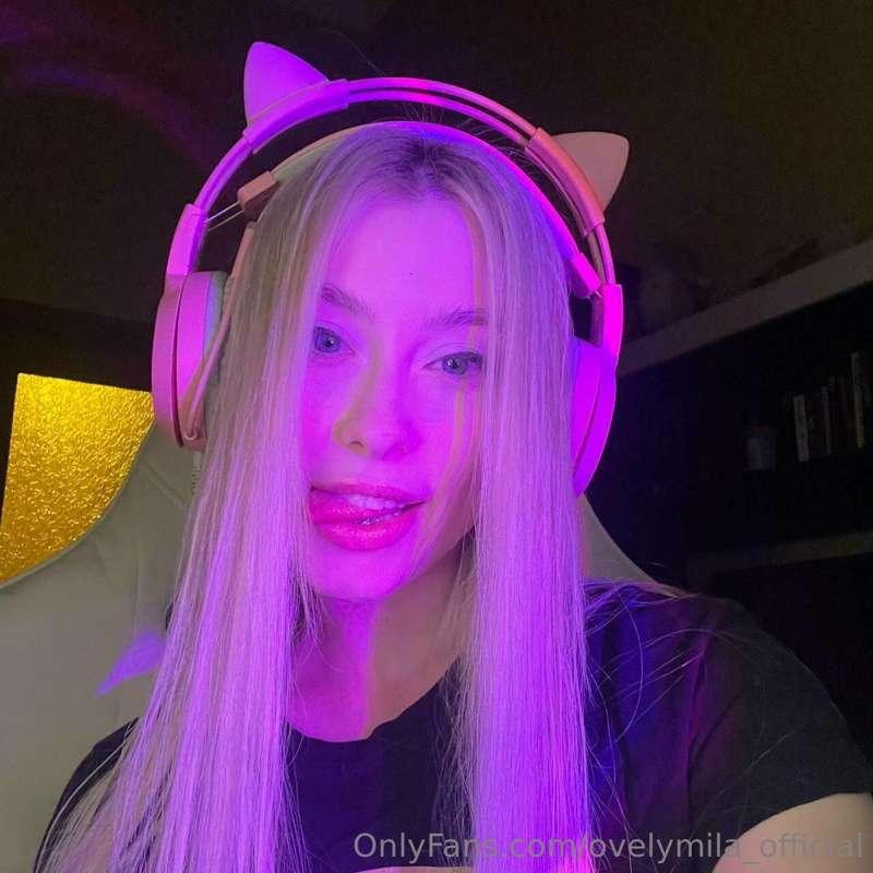 Decided to listen to music and play video games.🎮🎧 It's chil..
