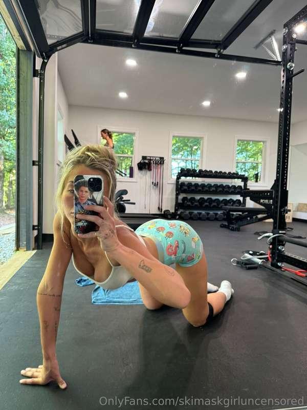 raise ur hand if u wanna see me hit this position w no short..