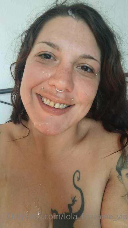 Got my daily cum shower💦👅 Love it all over my face 😈