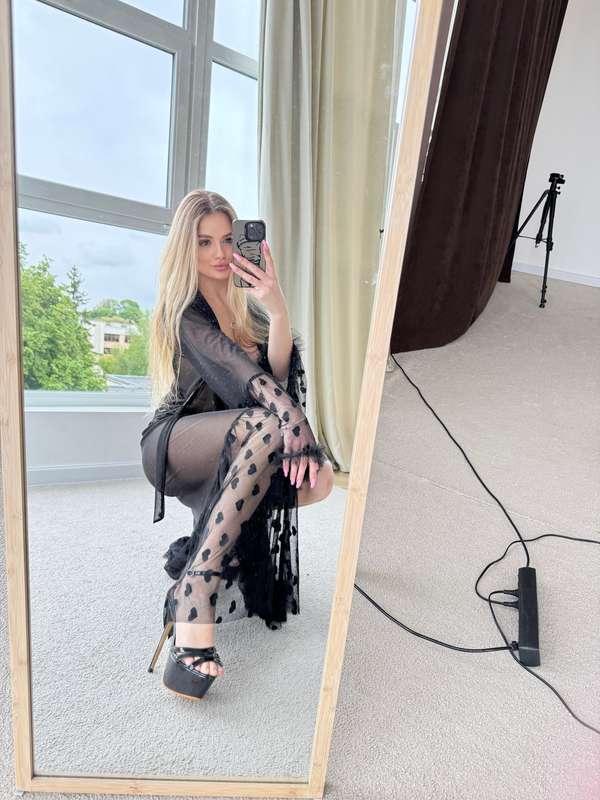 I feel irresistible in this black look! Every element emphas..