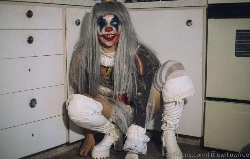 Let the Halloween Cosplays continue! I hope you like clowns ..