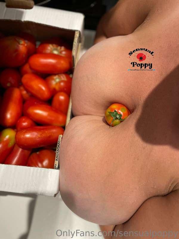 today I'm cooking tomatoes... who likes them?🤭😋😉