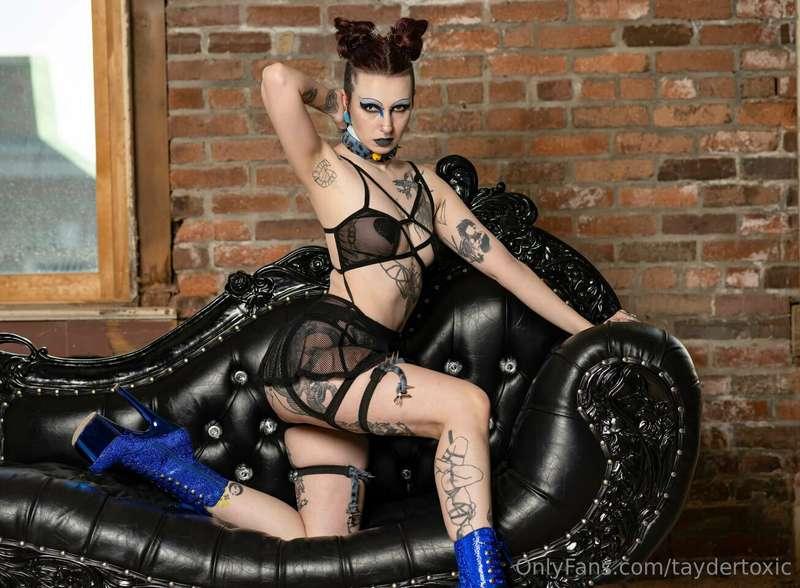 Here’s one free peek at a photo from my recent shoot with @m..