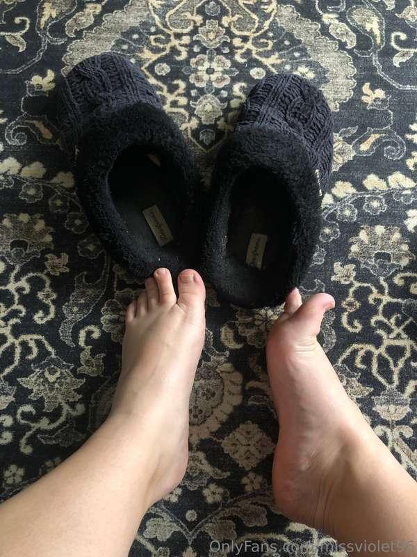 Slippers for sale 🖤Well worn over 4 years! I know you want t..
