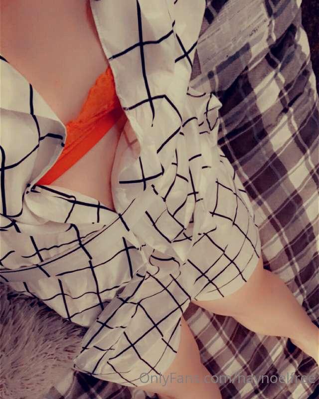 ***SEXY OFFICE SECRETARY OUTFIT***

I’m dressed in business ..