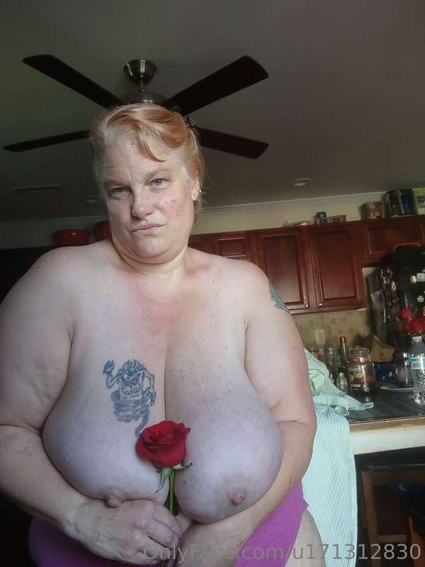 Good morning my loves! Who would like to pick my rose 🌹,,, m..