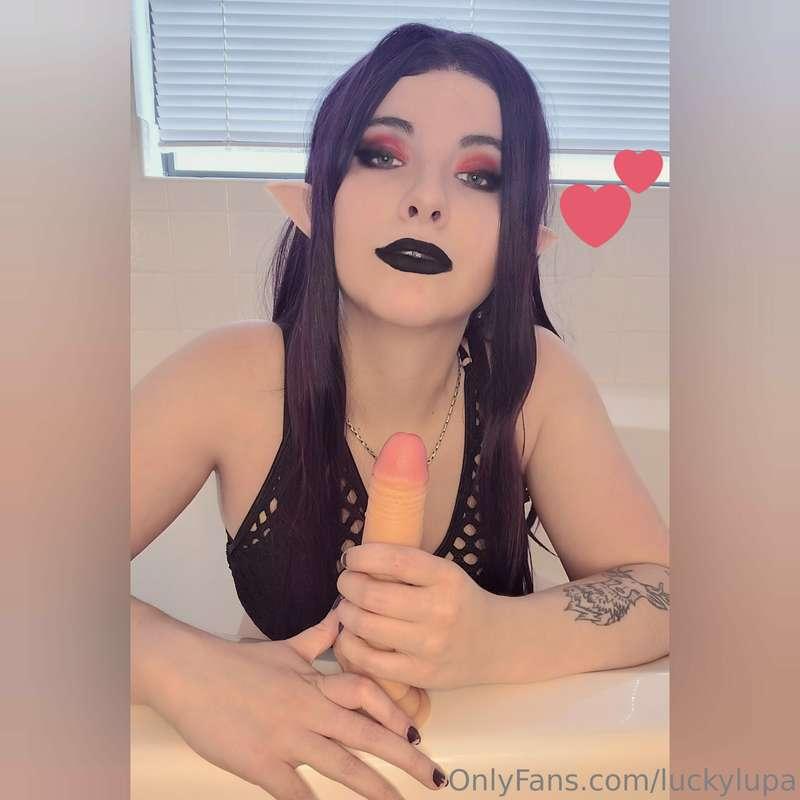 Who wouldn't want their cock sucked by this sexy elf? 😘🤤  I ..