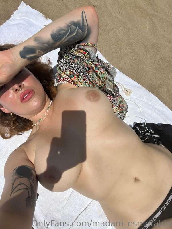 Sweaty big natural beach titties 😝