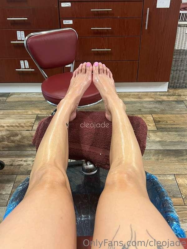 Happy foot Friday! Here are my Easter toes 🐣 💕