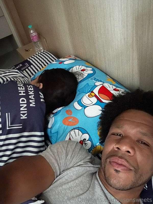Here with my Thai boo 👀 someone motivate her to wake up 😂
