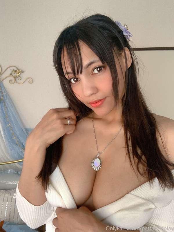 Do you like my sweater💕
Cute and sexy implied topless (hand ..