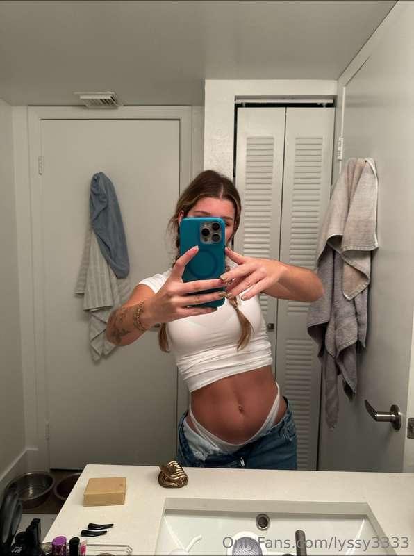 Mirror shots hit harder when you imagine me undressing 💋