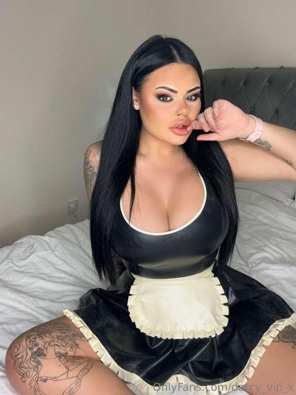 Latex maid…. Yay or nay? 😈🖤💗