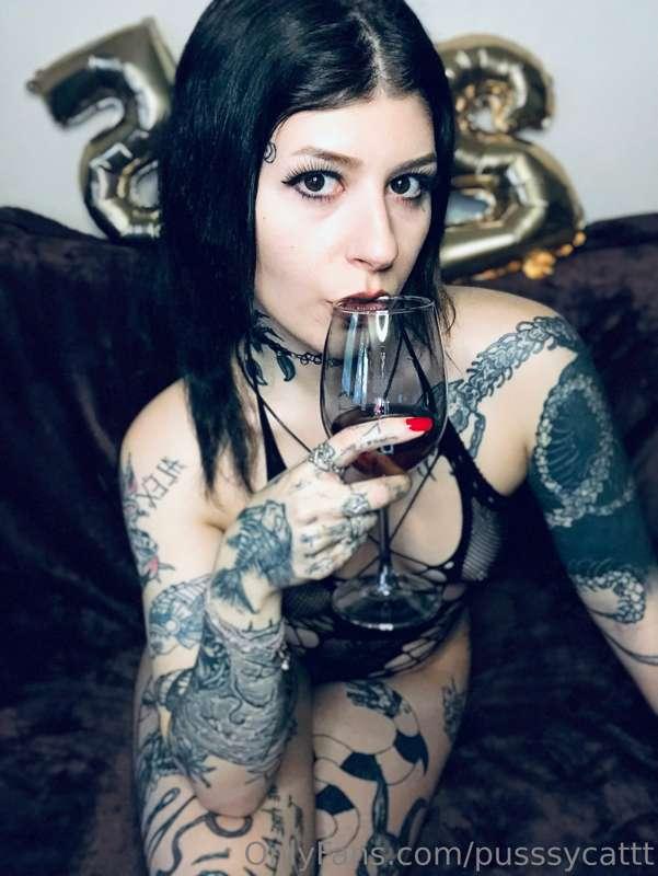 Drink with me🍷 
Celebrate my 25th birthday 🎉