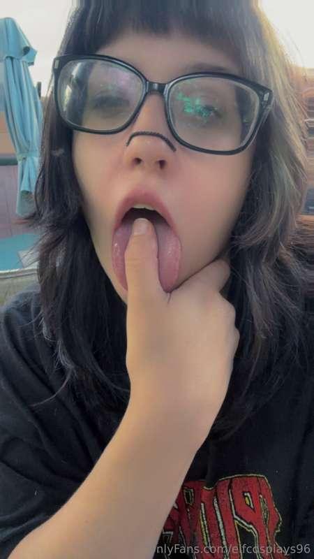 I’m bored who wants to let me suck their cock 