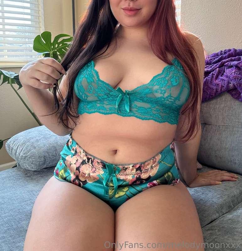 Plenty for your tongue & cock to trace 😻