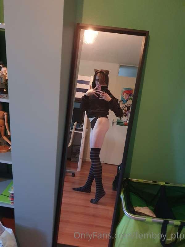 Cute femboy cat sweater :3 hope yall enjoy!
Im still feveris..