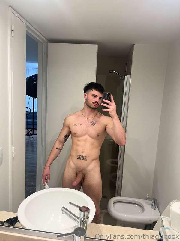 I just got out of the shower and look how I have my dummy 🍆😈..