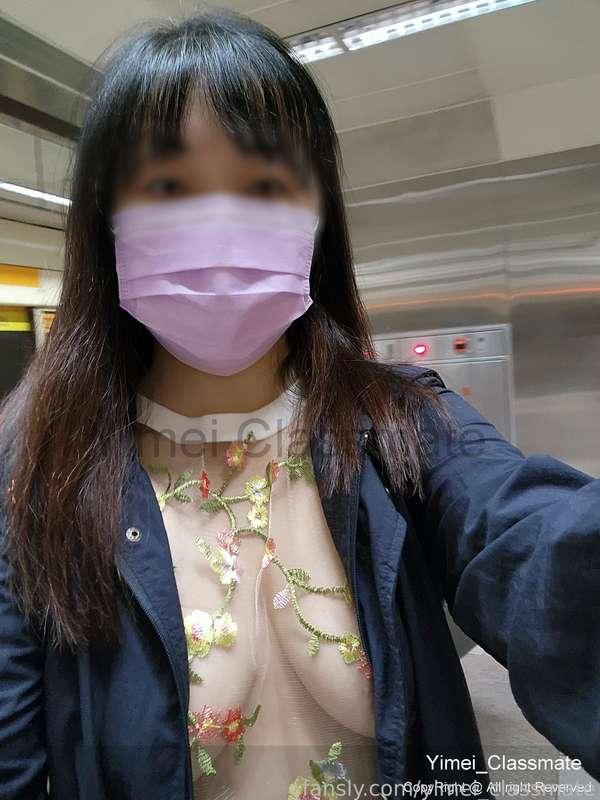 This dress seems to be liked by everyone🥰🥰
But I can only wear a windbreaker or secretly take pictures in the toilet....
It’s really embarrassing to wear this to work!!!

這件衣服似乎大家很喜歡🥰🥰
但只能套著風衣或是在廁所偷偷拍....
上班穿這件真的超害羞的啦!!!