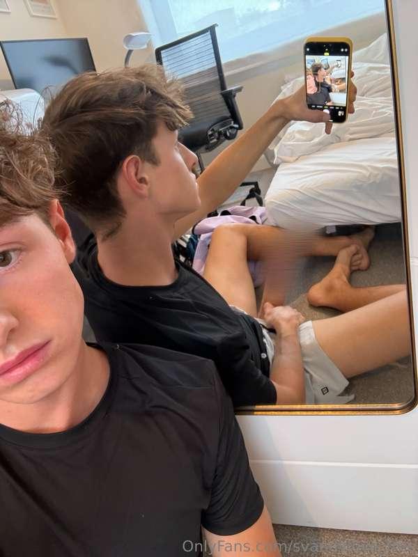 Coming home from school and being so horny in my room 😩🍆