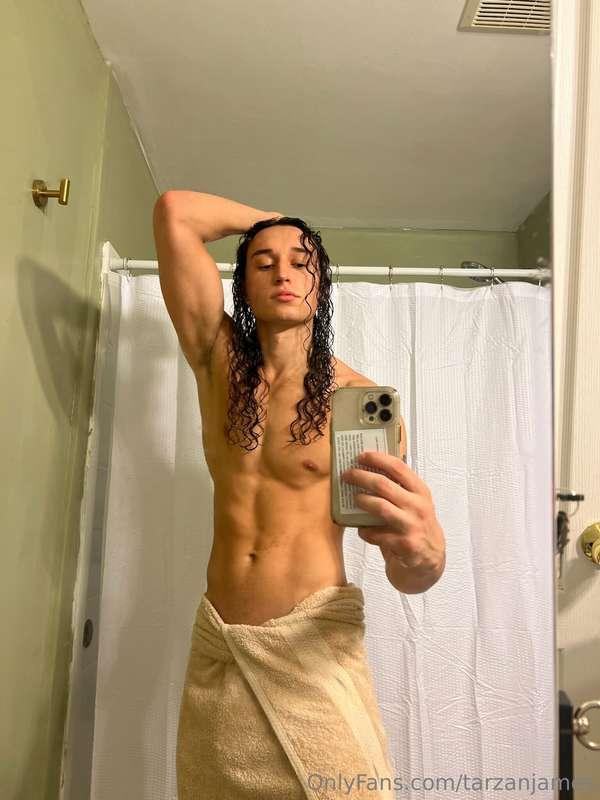You must be wishing for that towel to drop, am I right? 🥵