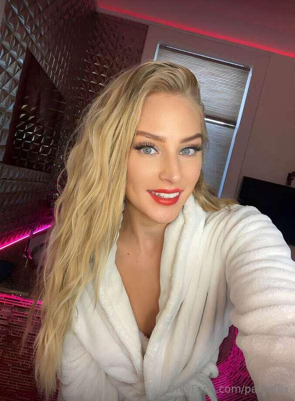 Keep me company tonight at DM's 😘