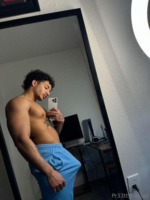 From here on out, we're going pants-free. You in? 😉🔥
