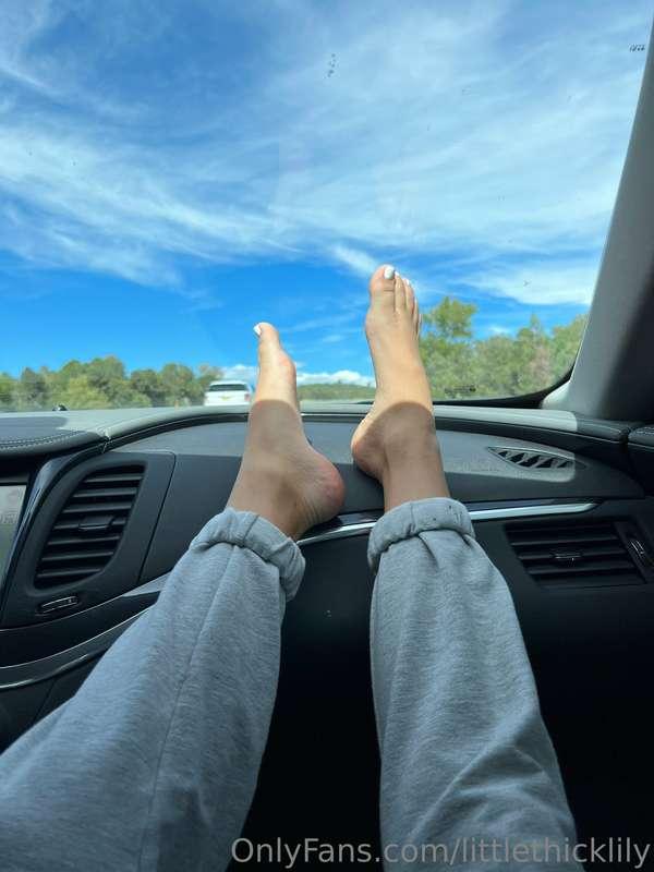 Road-trip feet🚙 giving the tosies some air and some sun. I p..