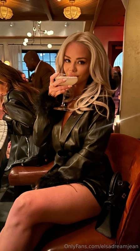 Would you treat me to my next lemon drop martini?!😍🍸