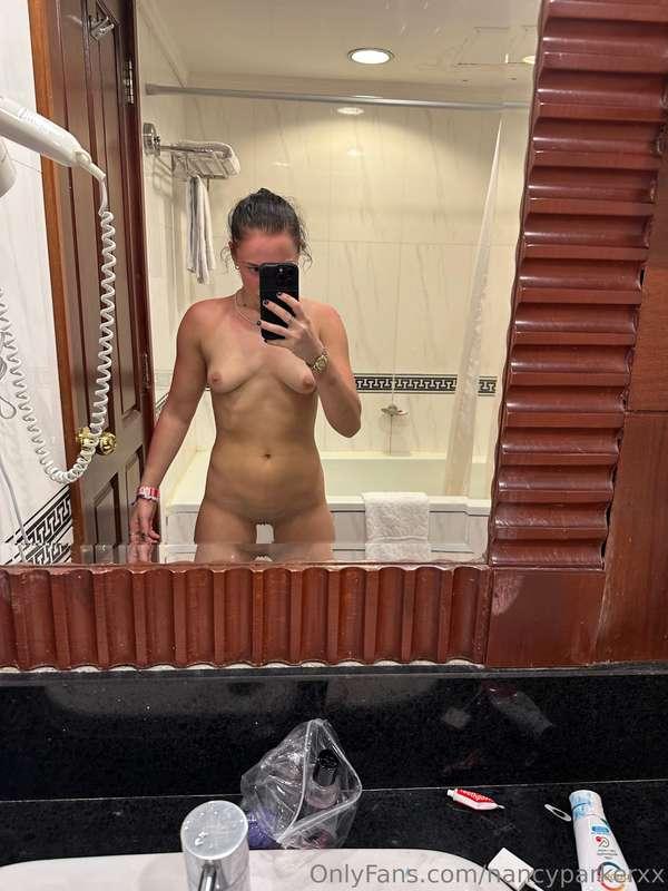 Burnt on first day 🤯 come and rub my after sun in bitch 🖤