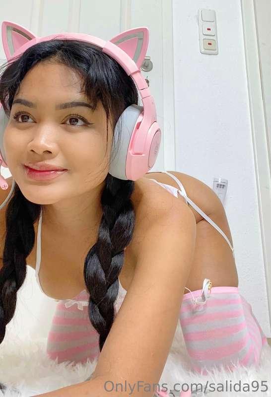 Can I help you under your desk ??? 🤭😁