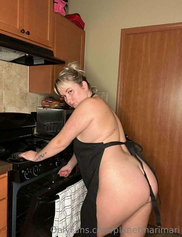Let me prepare something so we can eat in bed 💦