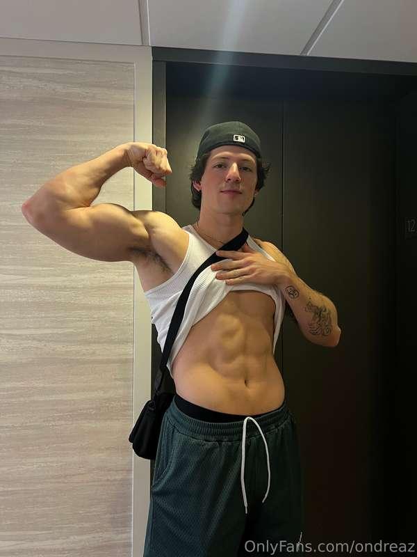 Smash like if you’d lick my muscles 💪🏼👅