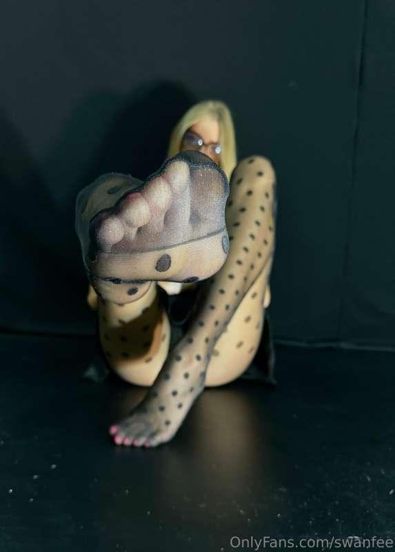 Would you like to try my nylon toes ? 😈