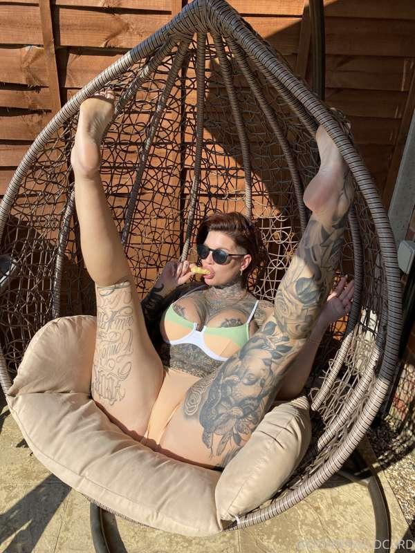 New videos in you’re DMs! Cum chat with me 😈👅