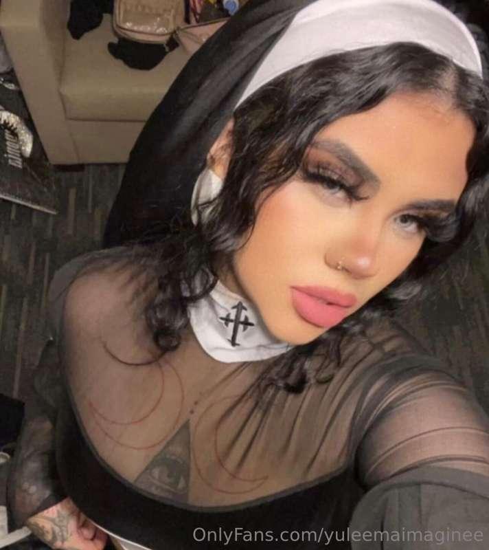 😈