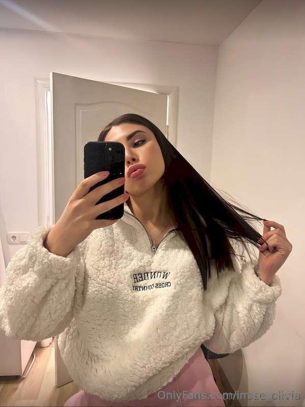😍 @rose_olivia has a temporarily free profile 😲🎁 to play 💥 w..