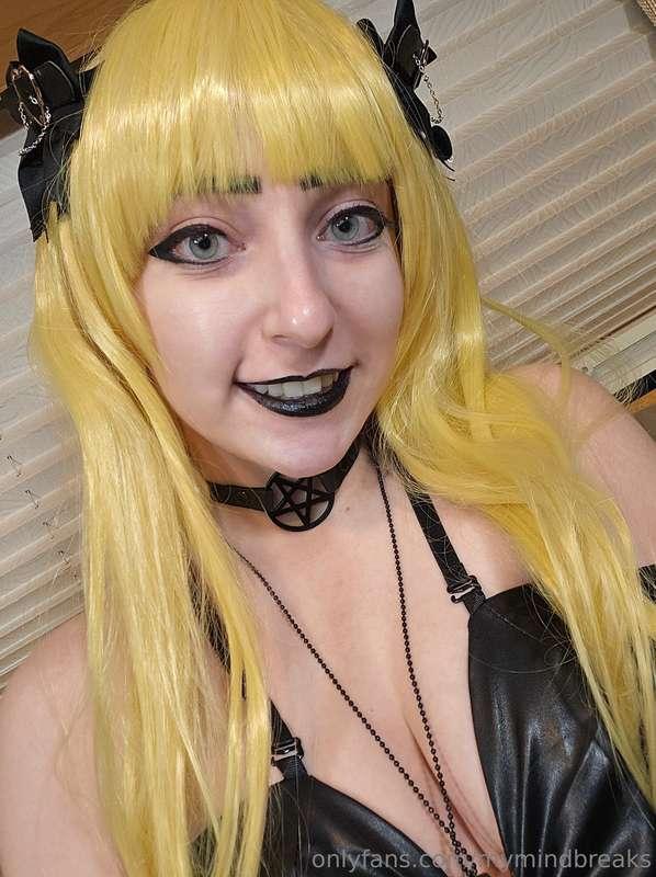 I'm live on chaturbate.com/mymindbreaks2 come say hi to me 🖤