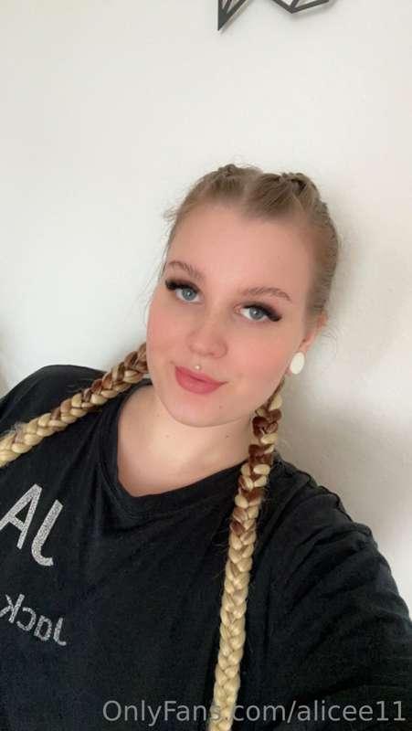 Sehe ich nicht Süß aus mit meinem Zöpfen? 🥰 finde heraus wie..