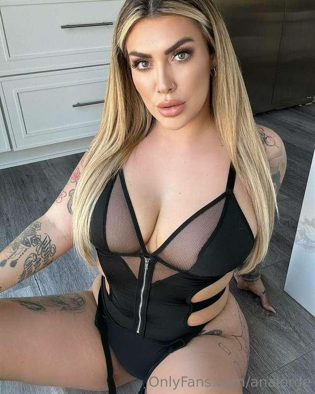 If we had a threesome who would the other person be? 👀 @ana...