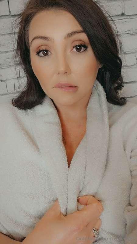 Want me to open my robe? 😉
Click here @coyandcocky